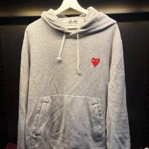 Cdg hoodie - Mycket bra skick,  storlek L men passar M