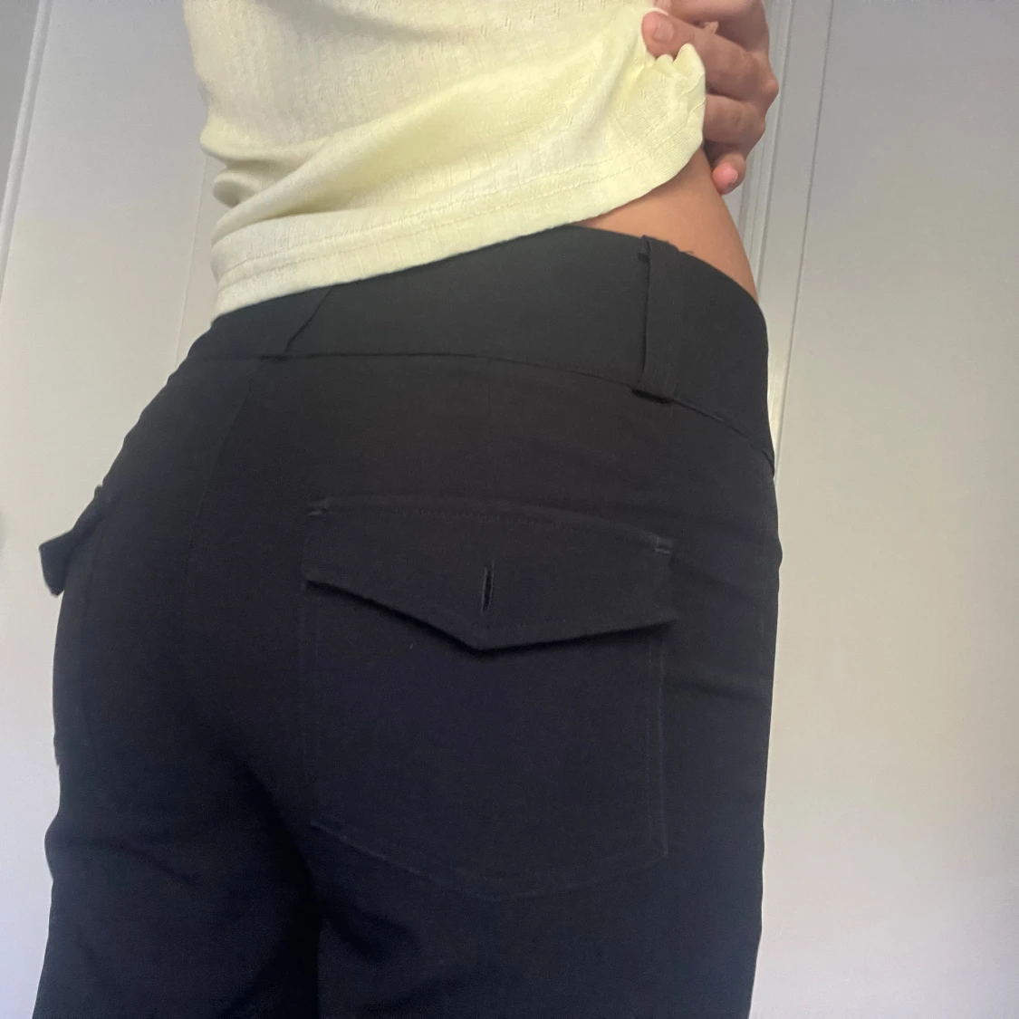 Svarta bootcut byxor med fickor - 1