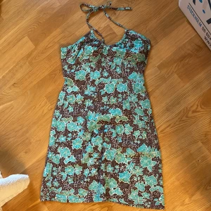 Vintage klänning - Super snygg klänning från h&m super fint mönster och bra skick.💗