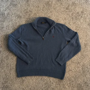 Ralph Lauren half zip (stickad) - As snygg RL half zip i otroligt bra skick knappt använd. Nypris runt 2,5k mitt pris 599kr. Hör av dig vid funderingar och pris kan diskuteras vid snabb affär mvh Malte