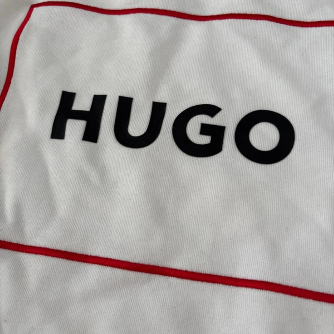 Vit sweatshirt från HUGO med röd detalj - 3