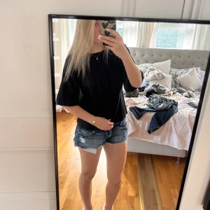 Plisserad mörklila blus från STOCKH LM - Säljer en snygg plisserad blus från STOCKH LM i färgen Night Sky. Blusen har trekvartsärmar och en loose passform med rund halsringning. Materialet är glansigt och känns lyxigt, perfekt för att lyfta din outfit. Plisseringen ger en cool struktur och extra vibe. Den är helt oanvänd och prislappen finns kvar. Ordinarie pris 400