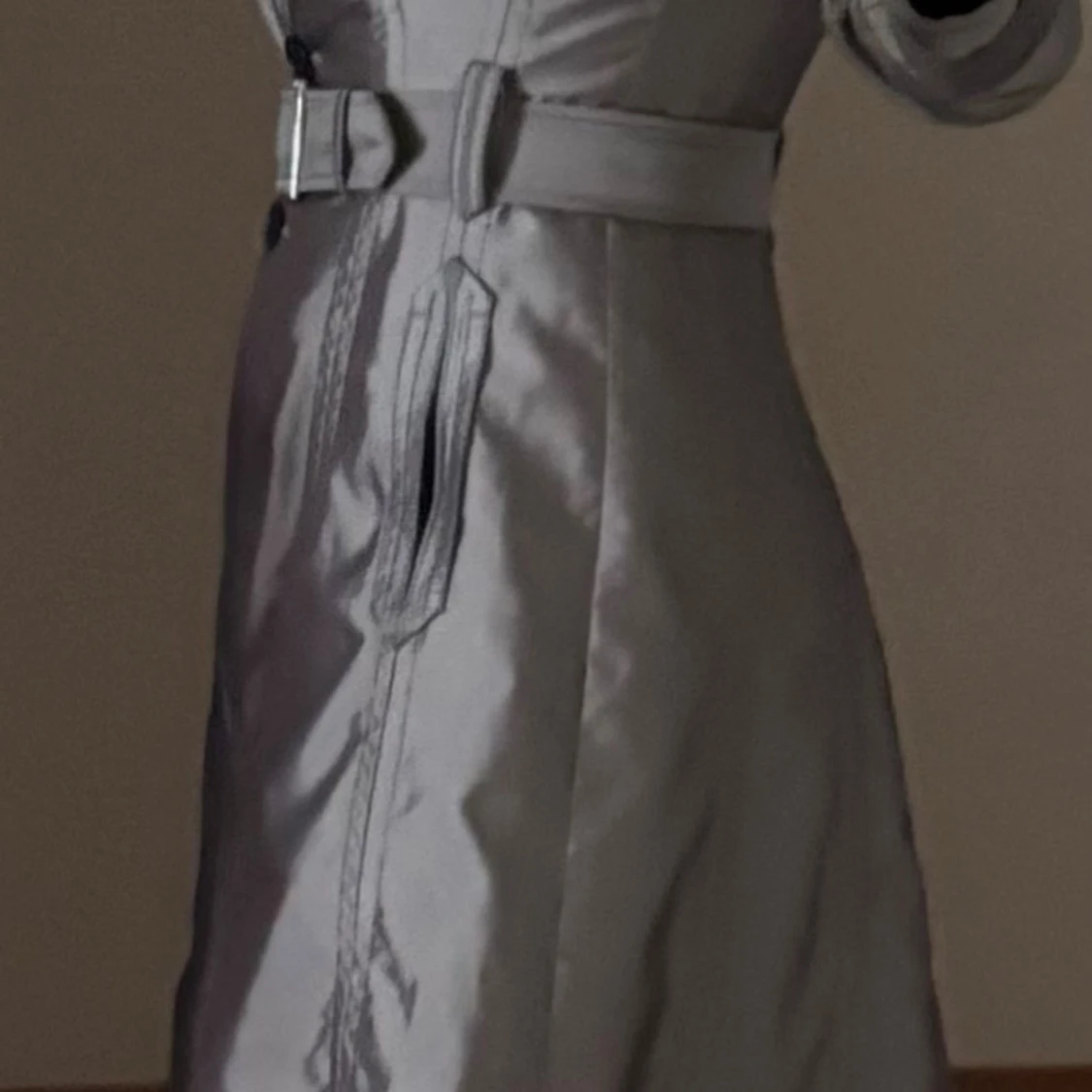 Grå trenchcoat från Karen Millen - 4