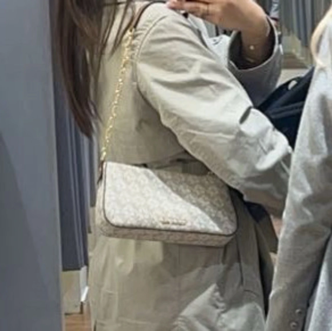 MICHAEL KORS stilren Elfenbensfärgad Axelremsväska - 4