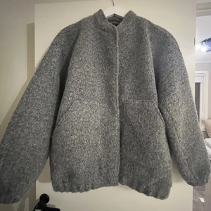 Grå jacka  - Jättefin grå jacka från vero Moda.  St m men skulle säga att den passar s-l beroende på hur man vill att den ska sitta. Den är hyfsat tjock så skulle säga att den passar även till vintern! Fint skick!!