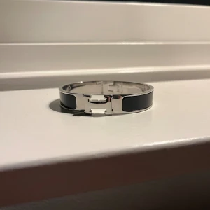 Armband  - Ett helt nytt armband som aldrig är använt, inga repor eller slitage. Hör av er för info eller mer bilder.