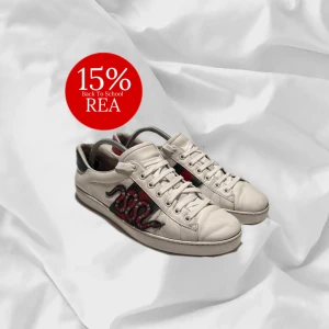 Gucci Ace Kings Snake - Super feta skor från Gucci (ace king snake) i vit färg med feta detaljer – enkla att matcha och sköna att bära. Ett stilrent val, noggrant utvalt med omsorg av AM Clothing.  📩 Frågor? Hör gärna av dig! 📲 Följ oss här på Plick för fler uppdateringar. ♻️ Tack för att du handlar mer hållbart med AM Clothing!