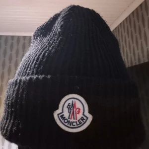 Svart moncler mössa - Jag säljer nu mera min moncler mössa som är perfekt för vinter/hösten. Skriv vid funderingar