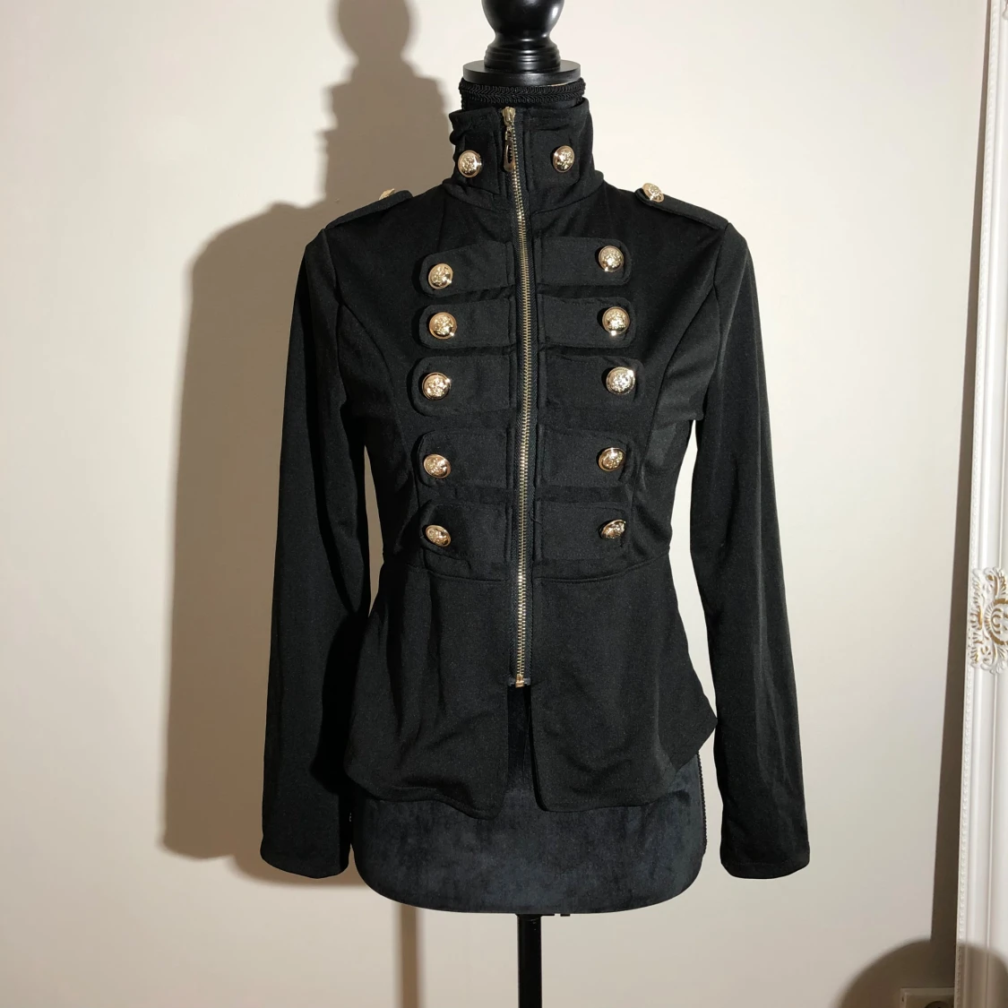 Svart rock med guldknappar från Qiaomeng