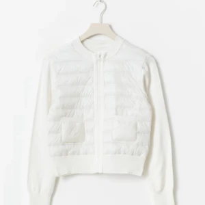 Vit croppad pufferjacka med dragkedja - Väldigt bra skick, använd 1-2 gånger. Säljer pågrund av att den inte kommer till användning, pris går att diskutera 