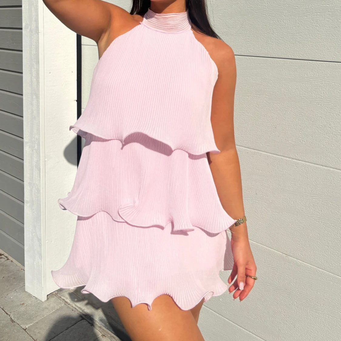 Ljusrosa volangklänning med hög hals