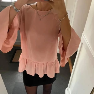 Ljusrosa volangblus med vida ärmar - supersöt volangblus