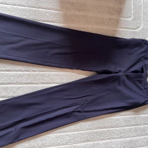 Sandro kostymbyxor - Ett par riktigt snygga raka kostymbyxor köpa från Sandro nk, säljer då jag växt ur det och det är endast använda under min student så det är helt nya i princip. Det är storlek 40 och har vita fickor. 