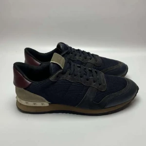 Valentino rockrunners - Säljer en par riktigt fina valentino rockrunners i storlek 42. Allt og ingår så som box, dustbag och extra skosnören. De är i fint skick och vid frågor är det bara att skriva :)