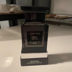 Tom Ford Oud Wood Parfym - 100ml Tom Ford Oud Wood, typ helt nya använd några gånger. Perfekt höst doft! Hör av dig vid fler frågor!