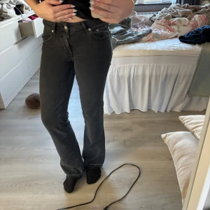 Lager 157 - Fina low waist jeans, knappt använda. Dock är dem uppsprätta där nere då jag ville att dem skulle vara lite längre. Kan förhandla om priset🩷