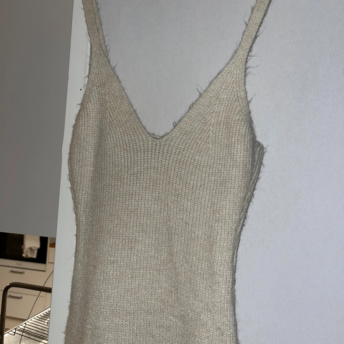 Stickad beige långklänning med slits - 2