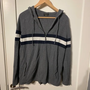 Massimo Dutti  - Grå hoodie från Massimo Dutti med dragkedja framtill och huva med snörning. Sjukt snygg och i bra skick! 