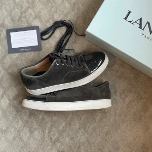 Lanvin Cap Toe  - Ett par riktigt feta lanvins i storlek 43/44 ( uk9 ) riktigt bra skick och allt og medkommer, tveka inte o skriva vid frågor 