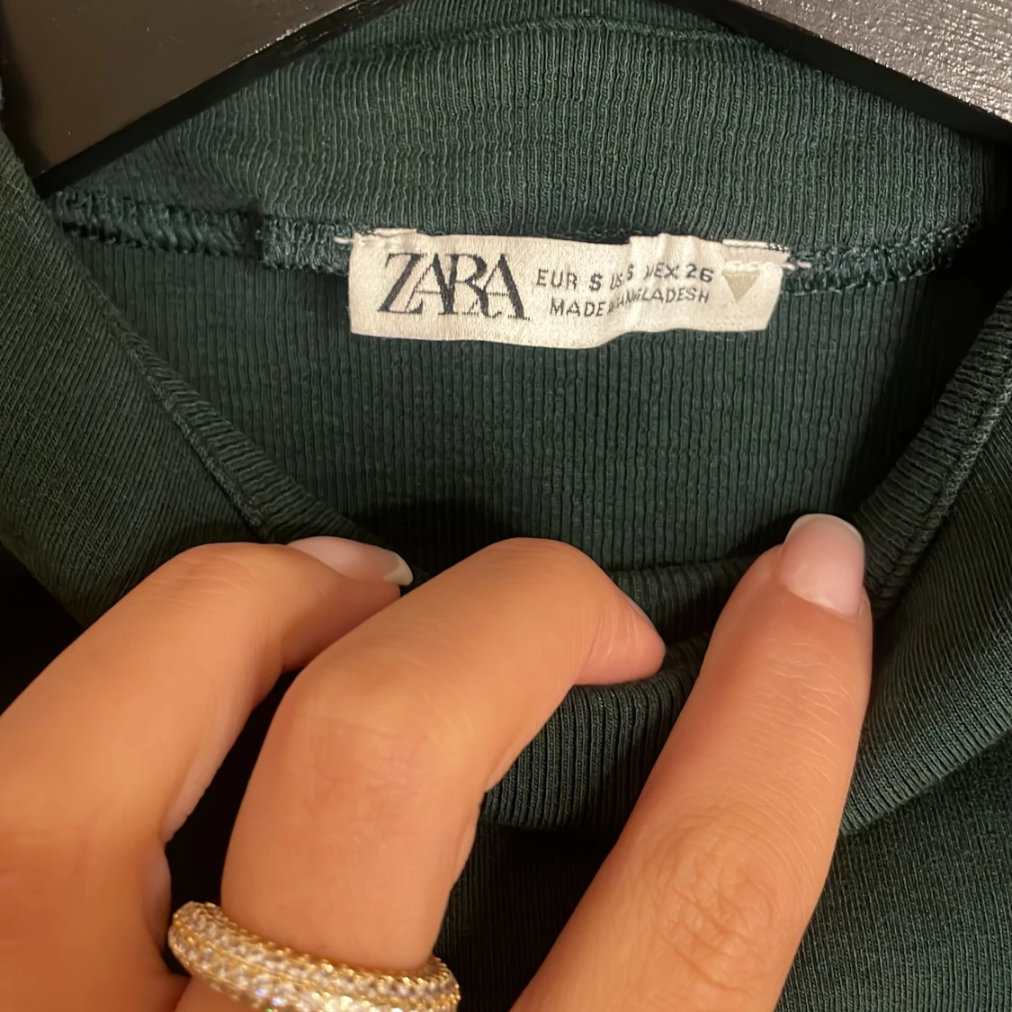 Mörkgrön croppad topp från Zara - 2