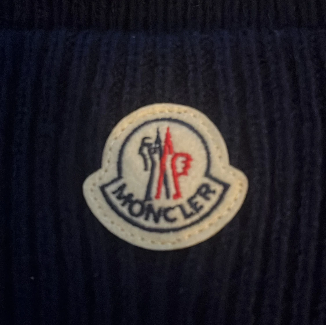Mörkblå ribbstickad mössa Moncler - 1