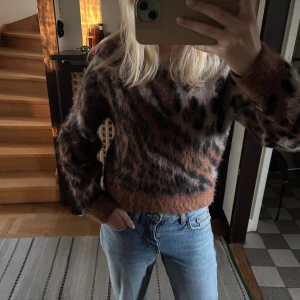 Leopardmönstrad fluffig stickad tröja - Supermysig stickad tröja med leopardmönster i bruna, svarta och beige toner. Tröjan är fluffig och har rund hals samt långa ärmar. Perfekt för dig som vill sticka ut med en cool och trendig look. Från Other Stories i mohair - köpt för 1200kr!😍