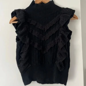 Svart topp från Zara - Supersnygg svart stickad volangtopp från Zara