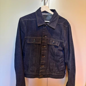 Rick owens jacka - Rick owens denim jacket 😍japansk raw denim. Storlek M men passar mindre. Längden är 60cm och bröst är 47,5 cm. Tveka inte att skicka frågor.  