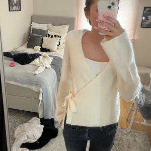 Vit omlottkofta från Gina Tricot - Supermysig vit omlottkofta från Gina Tricot som knappts används 💕