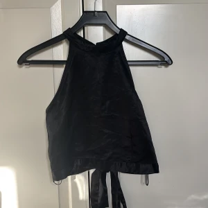 Svart topp från Vila - Svart topp från vila storlek 34, men skulle säga att den passar 32 också.