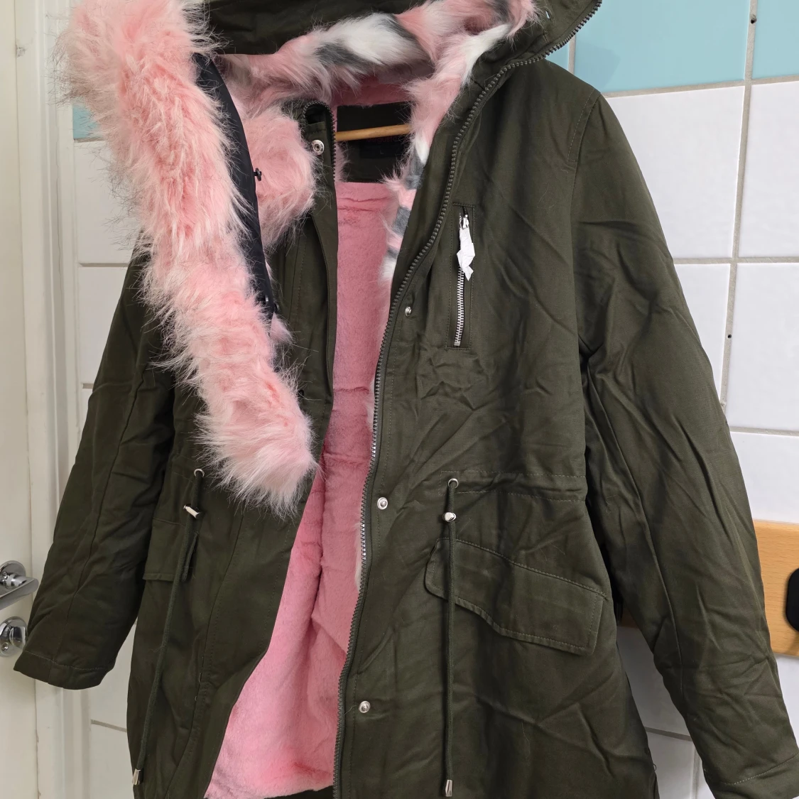 Olivgrön parkas med fluffig rosa foder - 2