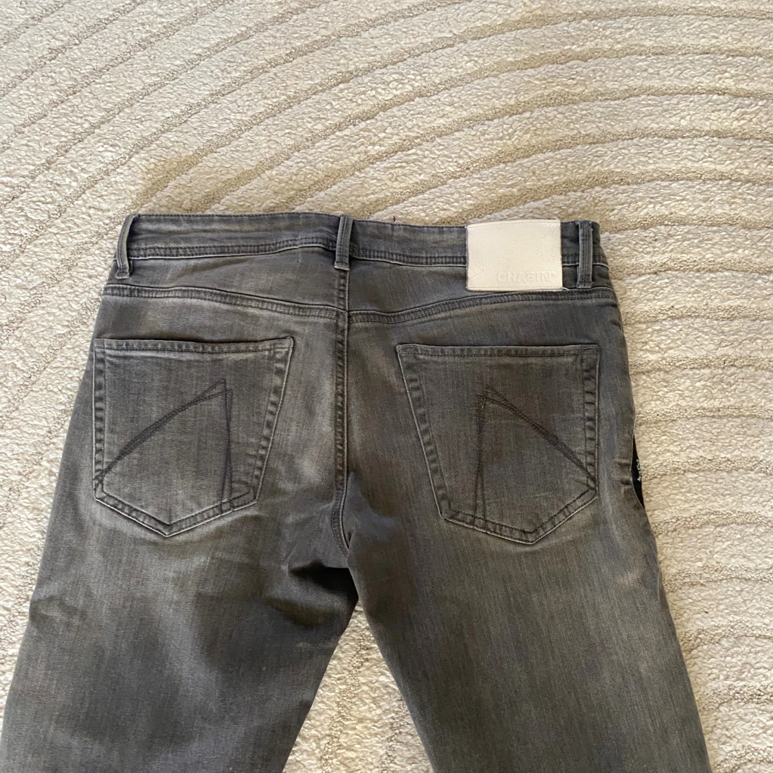 Grå jeans från Chasin’ i slim fit - 1