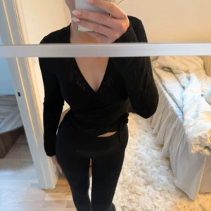 Omlott topp - Superfin topp från Nelly! Omlott med knyt runt! Spets. 🩷