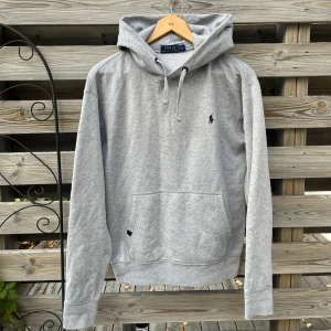 Ralph Lauren Grå Hoodie - Snygg grå Hoodie från Ralph Lauren. Storlek M, passar dock mer som en S. Fint skick, har två mindre defekter som syns på de två sista bilderna, inget man tänker på. Hör gärna av er vid funderingar!🙌🏻