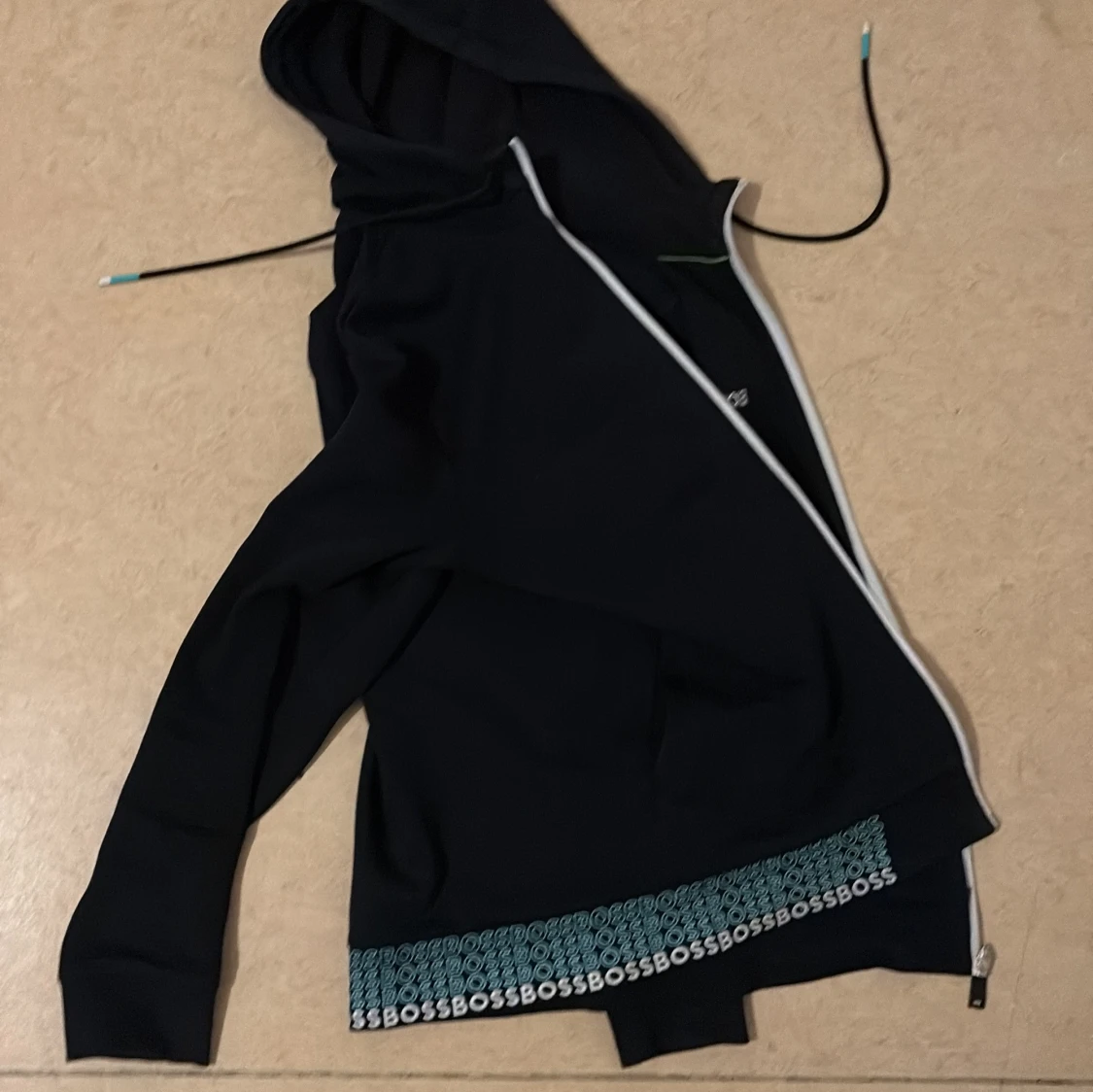 Svart hoodie med dragkedja från BOSS