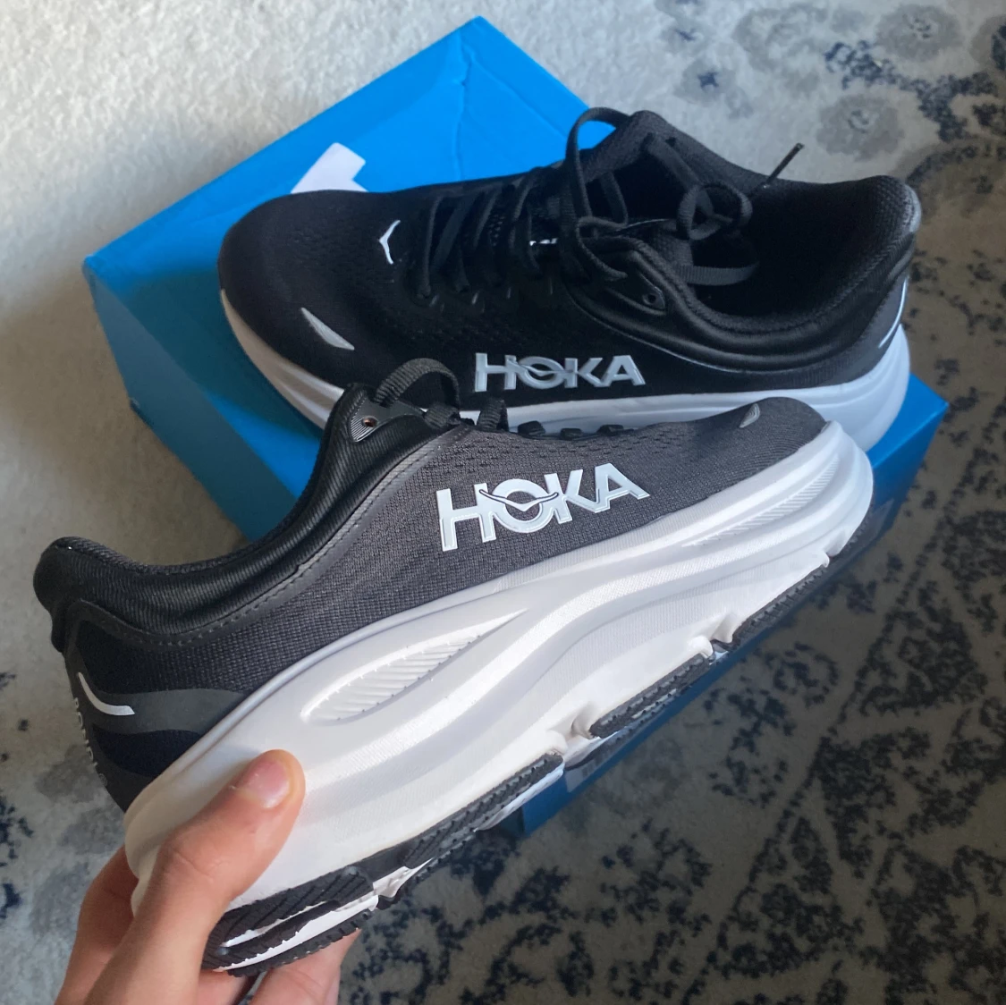 Svarta Hoka sneakers med vit sula