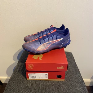 PUMA ULTRA 5 ULTIMATE AG - Tja! Säljer dessa Puma Ultras då dom inte kommer till användning! Endast testade en gång på konst gräs så dom är i nyskick! Storlek 40,5 men passar upp till 42 då puma är stora i storleken   Nypris 2699  Säljer för 649