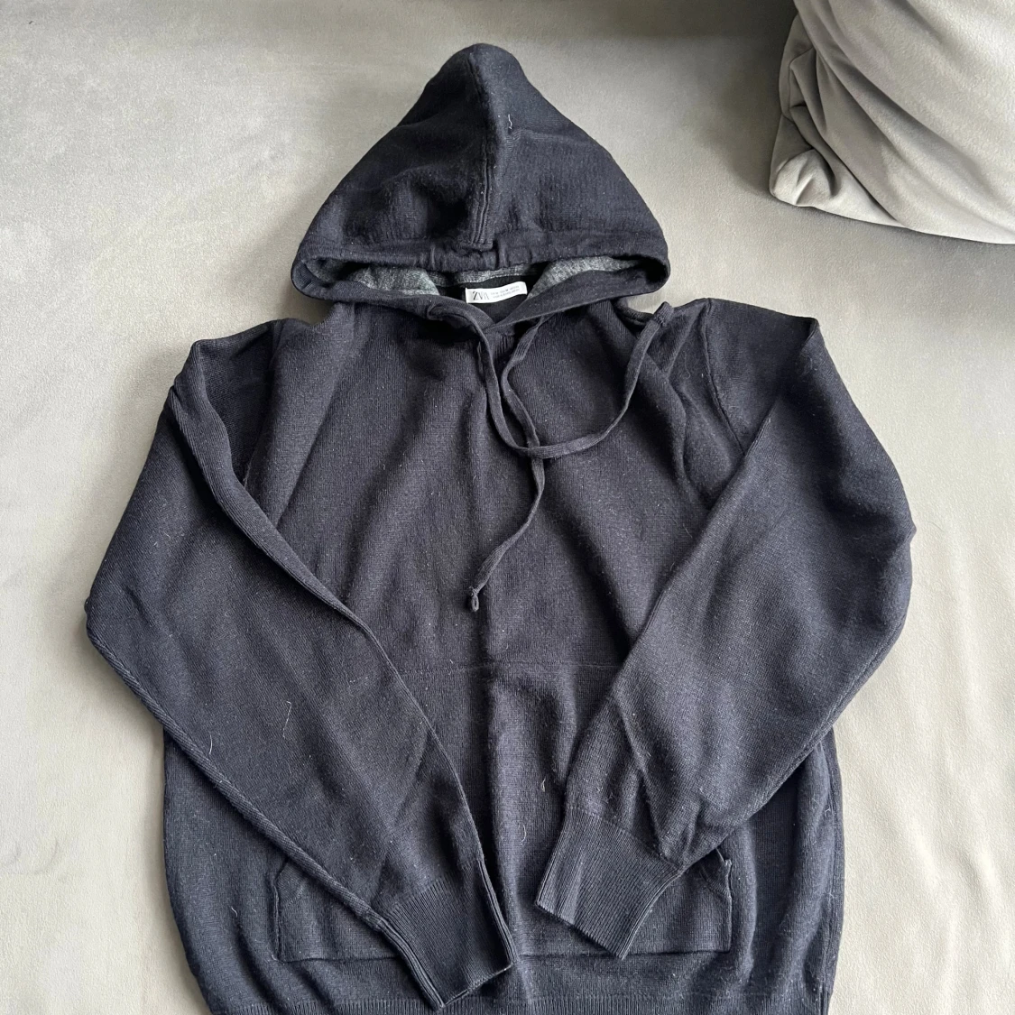 Svart hoodie med huva och snörning