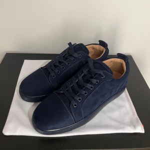 Mörkblå loubs - Säljer dessa feta louboutins | Storlek 45 | Skick 9,5/10 | nästan nyskick | priset kan diskuteras vid snabb affär | Låda och kvitto finns |skicka dm vid frågor