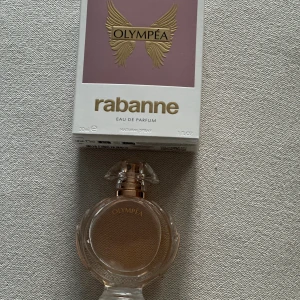 Olympéa Eau de Parfum 30ml - Rabanne Olympéa Eau de Parfum i en snygg 30ml flaska. Beställd 13/10-25 men passade inte mig 😊 