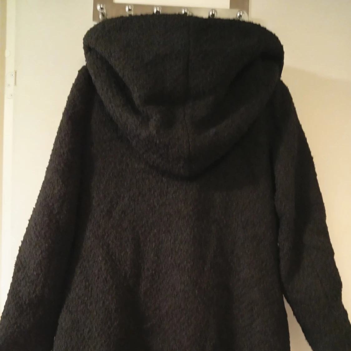 Svart teddyjacka med stor huva från Vila - 2