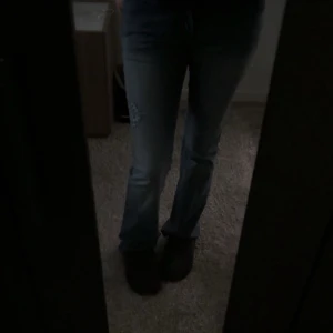Blå bootcut jeans med slitning - Säljer två par blå bootcut jeans med snygg slitning på ena låret. En av jeansen är i storlek M och den andra S Jeansen har klassisk passform och är tillverkade i denim. Perfekta för dig som gillar en avslappnad men trendig look.