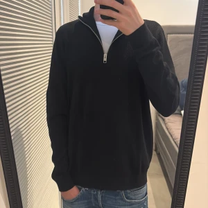 Half zip - Svart half zip från Jack and Jones