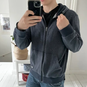 Hugo boss full zip  - Hugo boss full zip , inga defekter! Modellen är 180,75 kg och bär XL men passar som L. Kom med frågor! Sjukt pris 🏆
