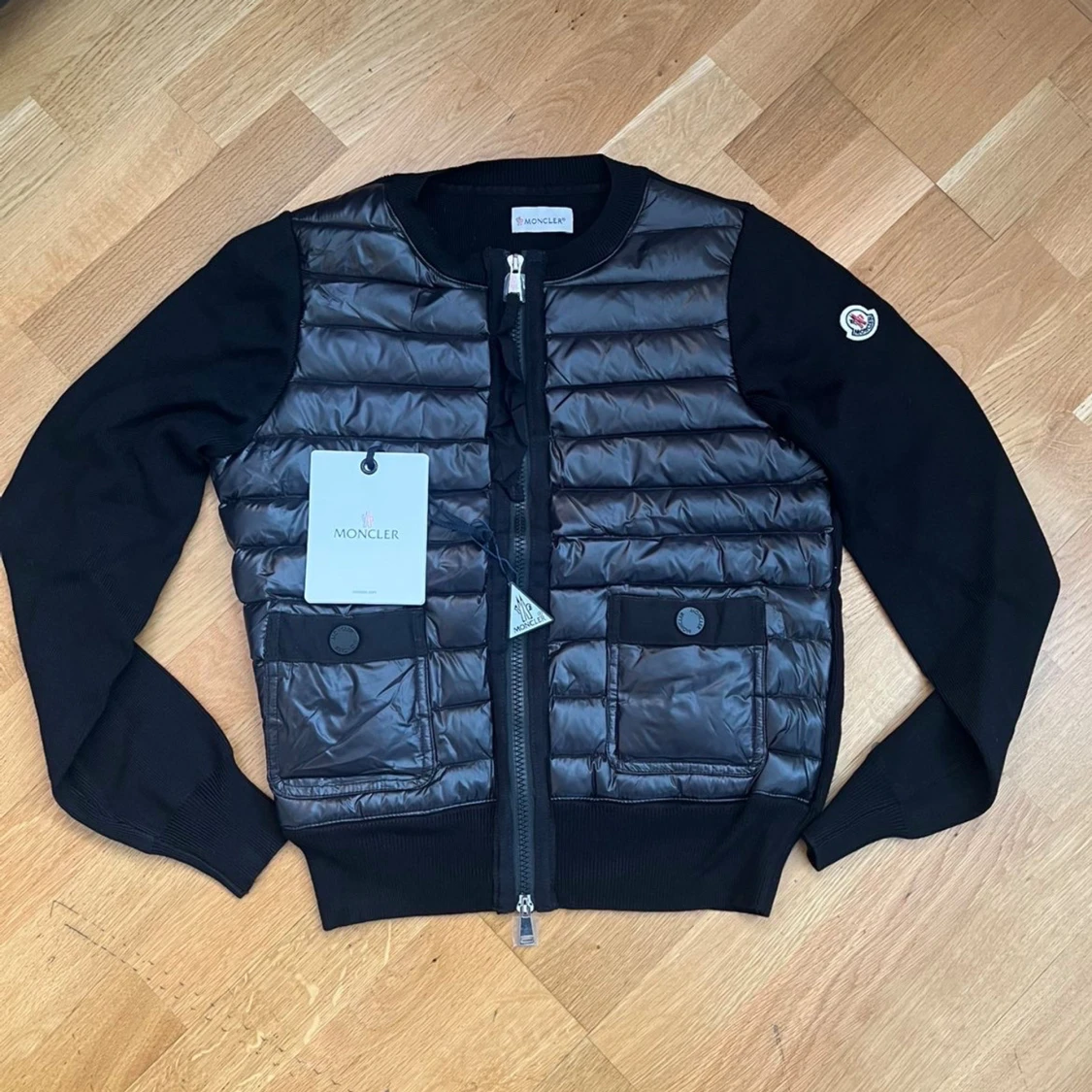 Svart cardigan jacka Moncler Tjejmodell