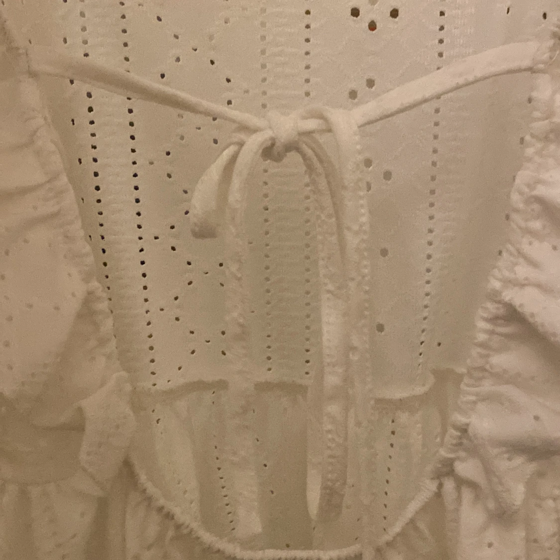 Vit blus med volang och broderi - 4