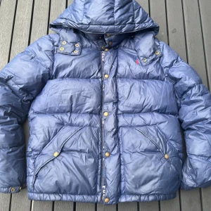 Ralph lauren pufferjacket - Ralph lauren pufferjacket i bra skick, aningen smutsig men de går ju säkert att tvätta bort, finns liten skada på bild 5 (ej synligt vid användning)