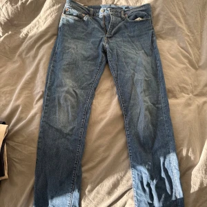 Levi's 511 blå jeans W34 L32 - Säljer ett par klassiska Levi's 511 jeans i blå tvätt med raka ben och normal passform. Jeansen har fem fickor, snygga kontrastsömmar och den ikoniska läderpatchen bak. Perfekt för dig som gillar tidlös stil och vill ha ett par jeans som funkar till allt.