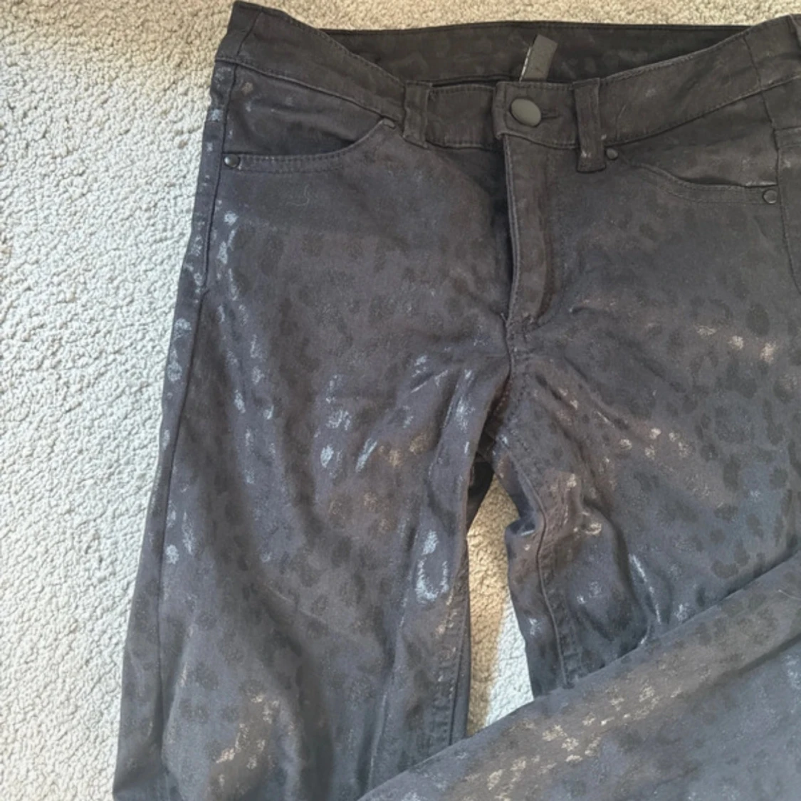 Svarta skinny jeans med leopardmönster - 1