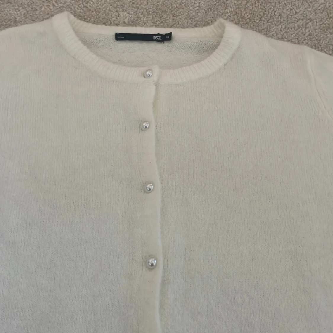 Vit kofta med pärlknappar från 157 - 2